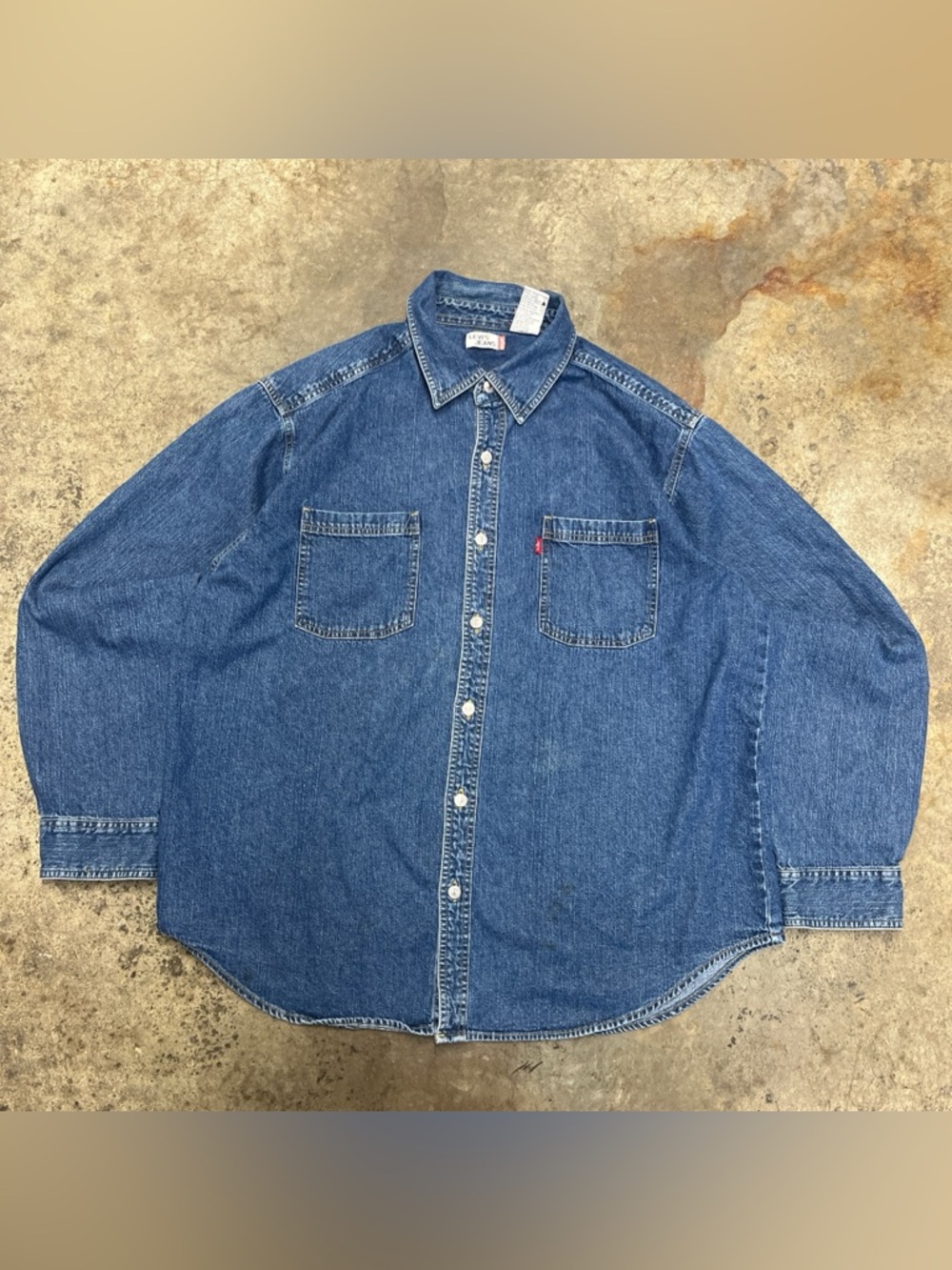 Levi’s Denim Button Up Shirt Men’s Extra Large Medium Wash Durable Work Casual